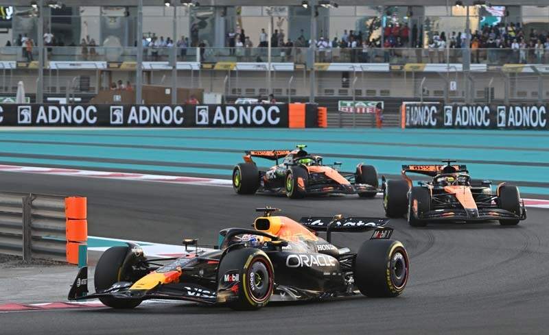 ABU DHABI, UNITED ARAB EMIRATES - DECEMBER 07: Max Verstappen of the Netherlands driving the (1) Oracle Red Bull Racing RB21 leads Oscar Piastri of Australia driving the (81) McLaren MCL39 Mercedes and Lando Norris of Great Britain driving the (4) McLaren MCL39 Mercedes on track during the F1 Grand Prix of Abu Dhabi at Yas Marina Circuit on December 07, 2025 in Abu Dhabi, United Arab Emirates. (Photo by Guido De Bortoli/LAT Images)
