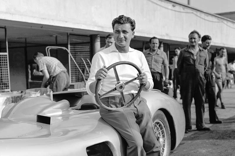 Hans Herrmann, Mercedes-Benz Werksrennfahrer in den Jahren 1954 und 1955. Foto von Versuchsfahrten auf dem Autodrom in Monza im August 1955 am Formel 1-Rennwagen W 196 R mit Stromlinienkarosserie. (Fotosignatur der Mercedes-Benz Classic Archive: 55256_5) 

Hans Herrmann, Mercedes-Benz works racing driver in 1954 and 1955. Photo of test drives at the Autodromo in Monza in August 1955 in the W 196 R Formula 1 racing car with streamlined body. (Photo index number in the Mercedes-Benz Classic Archive: 55256_5)