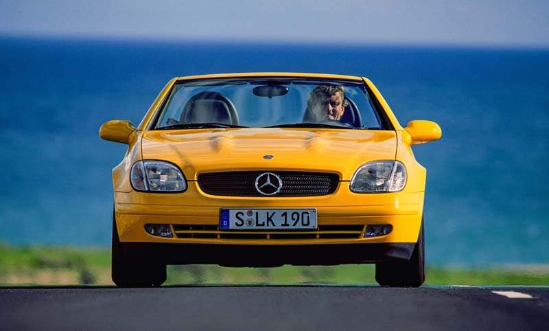 Mercedes-Benz SLK 200 der Baureihe R 170 in der Lackierung yellowstone (Mercedes-Benz Farbcode 685). Aufnahme von vorn mit geöffnetem Verdeck aus dem Jahr 1996. (Fotosignatur der Archive von Mercedes-Benz Classic: A96F1289) 

Mercedes-Benz SLK 200 R 170 painted in yellowstone (Mercedes-Benz colour code 685). Driving shot with open soft top, from front, from the year 1996. (Photo index number in the Mercedes-Benz Classic Archives: A96F1289)