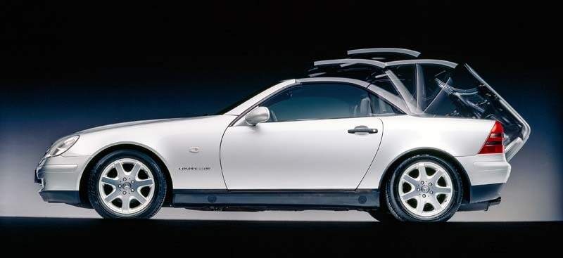 Mercedes-Benz SLK der Baureihe R 170. Mehrfachbelichtung mit verschiedenen Stufen der Dachöffnungsfunktion aus dem Jahr 1996. (Fotosignatur der Archive von Mercedes-Benz Classic: A96F616) 

Mercedes-Benz SLK (R 170). Multiple exposure shot showing various stages of the roof retracting from the year 1996. (Photo index number in the Mercedes-Benz Classic Archives: A96F616)