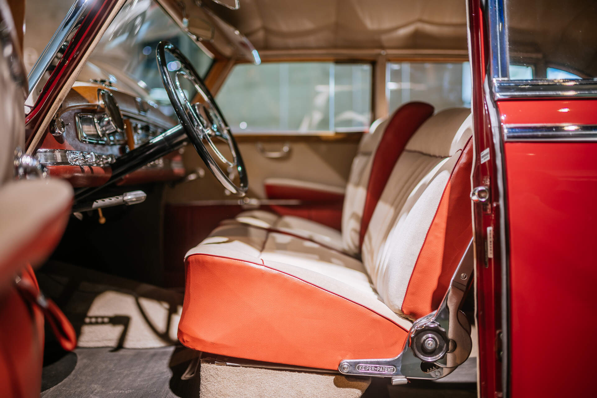 Mercedes-Benz 300 (W 186) aus dem Jahr 1952 im Mercedes-Benz Museum, Raum Mythos 4: Wunderjahre – Form und Vielfalt, 1945 bis 1960. Interieuraufnahme von Fahrer- und Beifahrersitz. Foto: Thomas Niedermüller. (Fotosignatur der Archive von Mercedes-Benz Classic: D879063) 

Mercedes-Benz 300 (W 186) from 1952 in the Mercedes-Benz Museum, Legend Room 4: Post-war Miracle – Form and Diversity, 1945 to 1960. Interior shot of the driver and front passenger seat. Photo: Thomas Niedermüller. (Photo index number in the Mercedes-Benz Classic Archive: D879063)