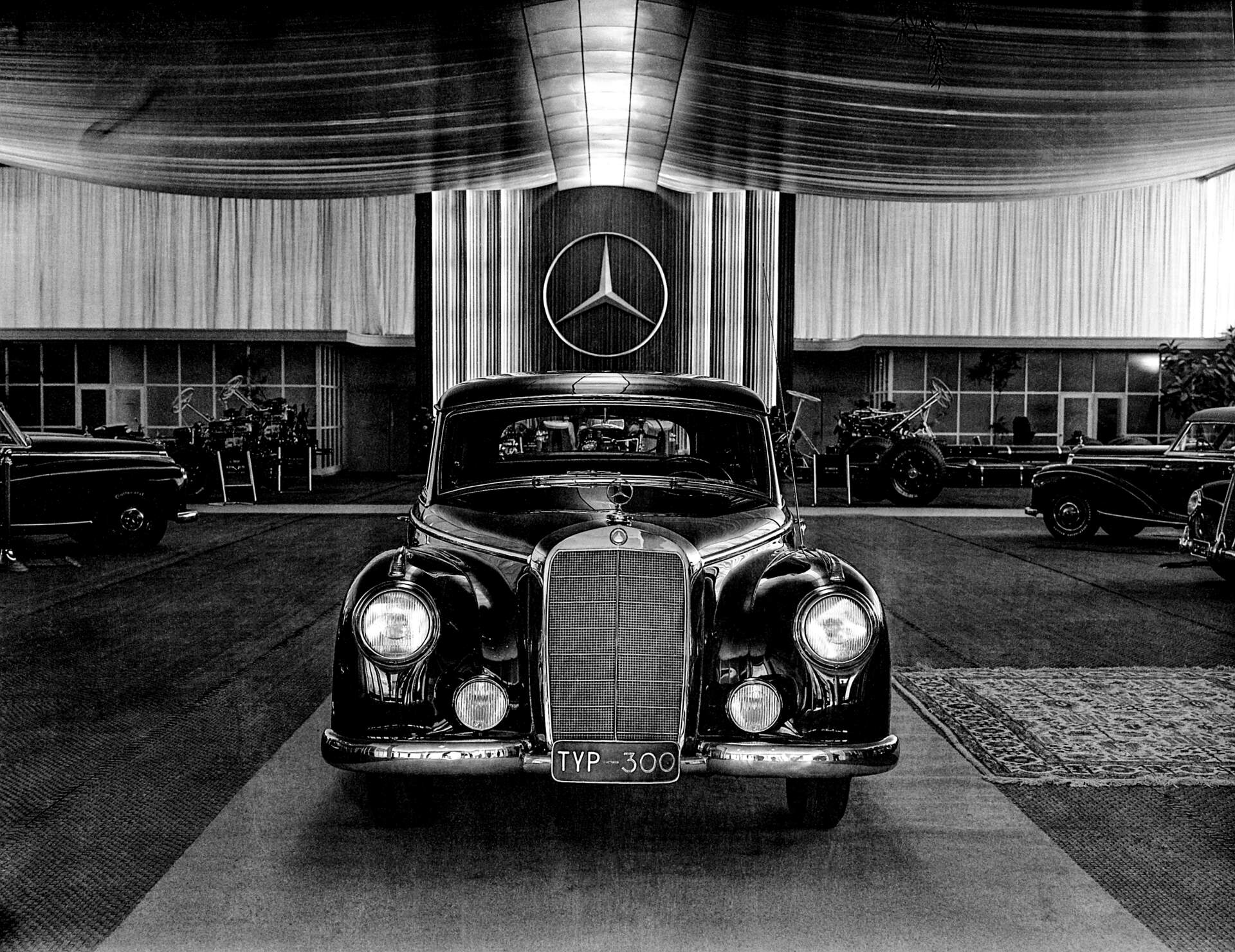 Mercedes-Benz Stand auf der Internationalen Automobil-Ausstellung (IAA) in Frankfurt am Main, 1951. Im Zentrum steht das neue Repräsentationsfahrzeug Mercedes-Benz 300 (W 186) mit dem neuen Motor M 186. (Fotosignatur der Archive von Mercedes-Benz Classic: A964241) 

Mercedes-Benz booth at the International Motor Show (IAA) in Frankfurt am Main, 1951. The new Mercedes-Benz 300 (W 186) prestige vehicle with the new M 186 engine took centre stage. (Photo index number in the Mercedes-Benz Classic Archive: A964241)