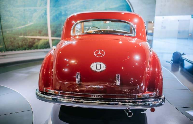 Mercedes-Benz 300 (W 186) aus dem Jahr 1952 im Mercedes-Benz Museum, Raum Mythos 4: Wunderjahre – Form und Vielfalt, 1945 bis 1960. Aufnahme von hinten. Foto: Thomas Niedermüller. (Fotosignatur der Archive von Mercedes-Benz Classic: D879093) 

Mercedes-Benz 300 (W 186) from 1952 in the Mercedes-Benz Museum, Legend Room 4: Post-war Miracle – Form and Diversity, 1945 to 1960. Shot from behind. Photo: Thomas Niedermüller. (Photo index number in the Mercedes-Benz Classic Archive: D879093)