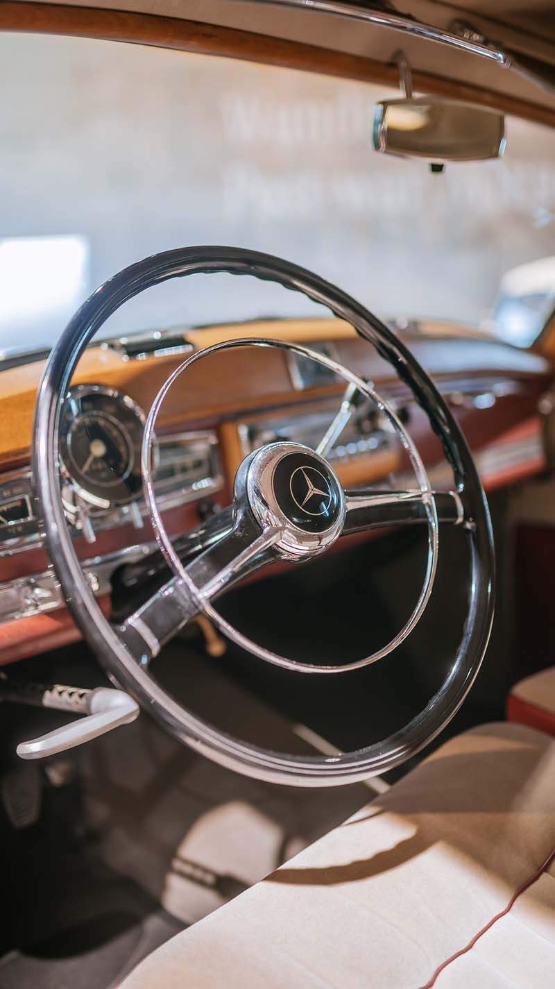 Mercedes-Benz 300 (W 186) aus dem Jahr 1952 im Mercedes-Benz Museum, Raum Mythos 4: Wunderjahre – Form und Vielfalt, 1945 bis 1960. Detailaufnahme des Lenkrads. Foto: Thomas Niedermüller. (Fotosignatur der Archive von Mercedes-Benz Classic: D879067) Mercedes-Benz 300 (W 186) from 1952 in the Mercedes-Benz Museum, Legend Room 4: Post-war Miracle – Form and Diversity, 1945 to 1960. Close-up of the steering wheel. Photo: Thomas Niedermüller. (Photo index number in the Mercedes-Benz Classic Archive: D879067)